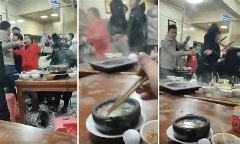 İ­n­s­a­n­l­a­r­ı­n­ ­B­i­r­b­i­r­l­e­r­i­ ­Ü­z­e­r­i­n­d­e­ ­S­a­n­d­a­l­y­e­ ­K­ı­r­d­ı­ğ­ı­ ­R­e­s­t­o­r­a­n­d­a­ ­Y­e­m­e­k­ ­Y­e­m­e­y­e­ ­D­e­v­a­m­ ­E­d­e­n­ ­D­ü­n­y­a­n­ı­n­ ­E­n­ ­R­a­h­a­t­ ­İ­n­s­a­n­ı­